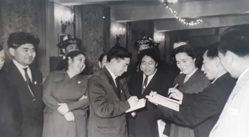 С.Эралиев раздает автографы