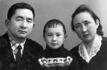 С.Эралиев с семьей